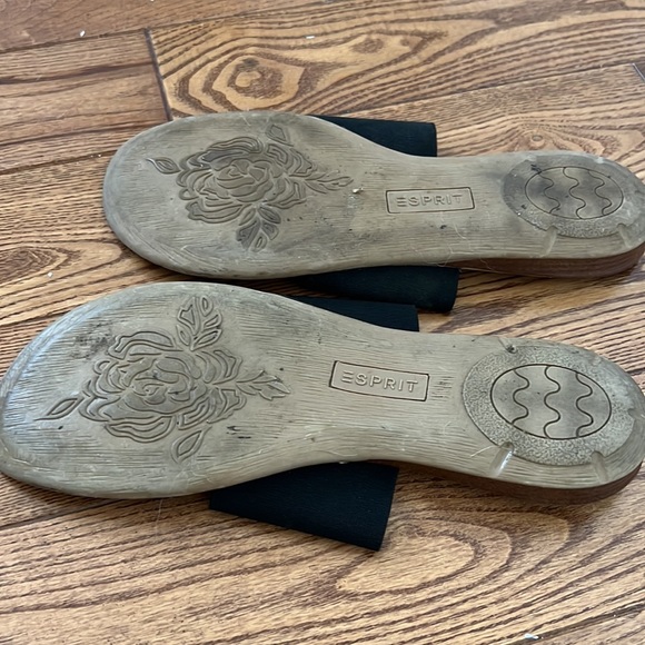 Cute neutral flip flop sandal - Picture 3 of 3